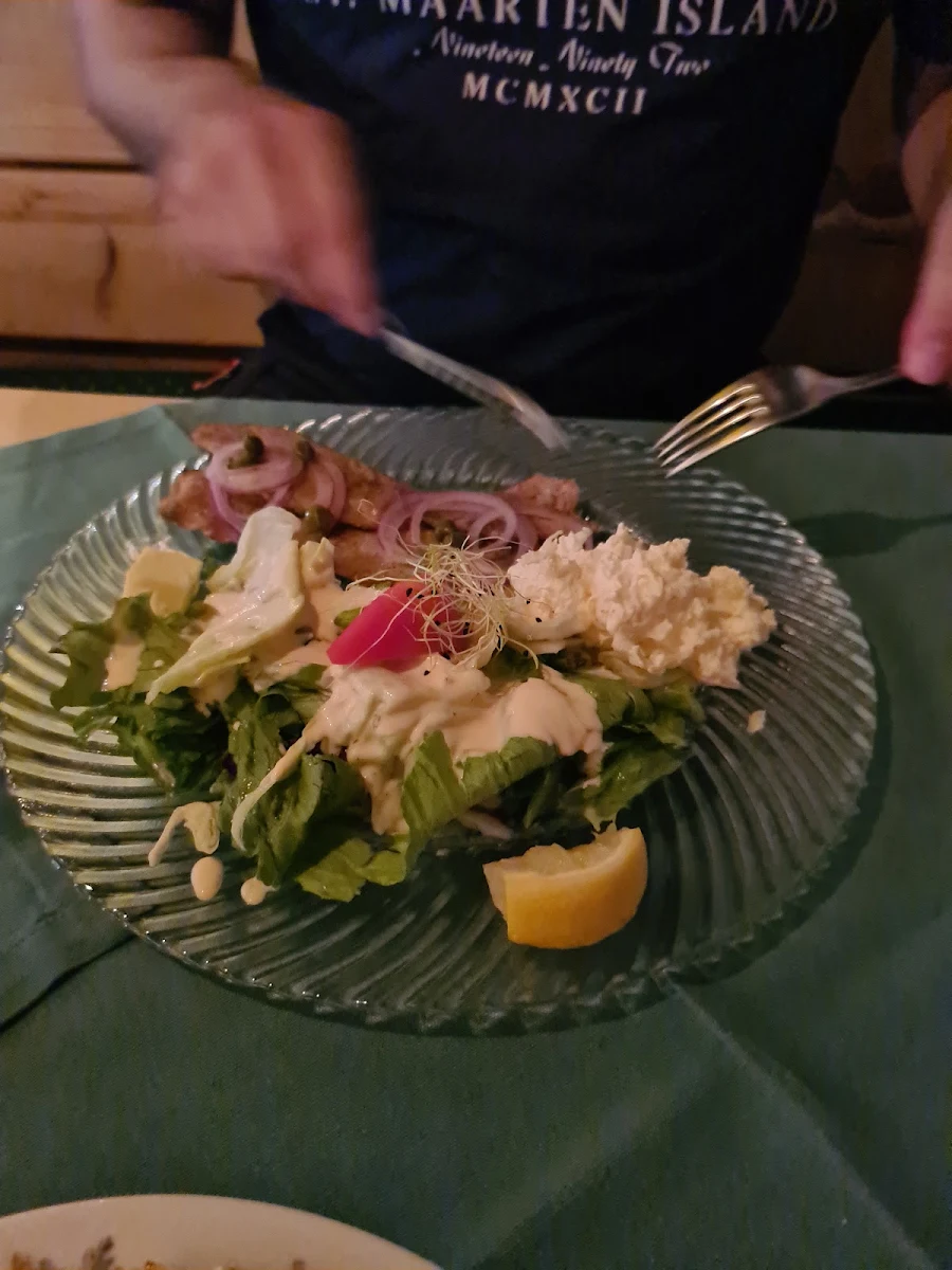 Geräucherte Forellen Filet Mit Tost Und Salat