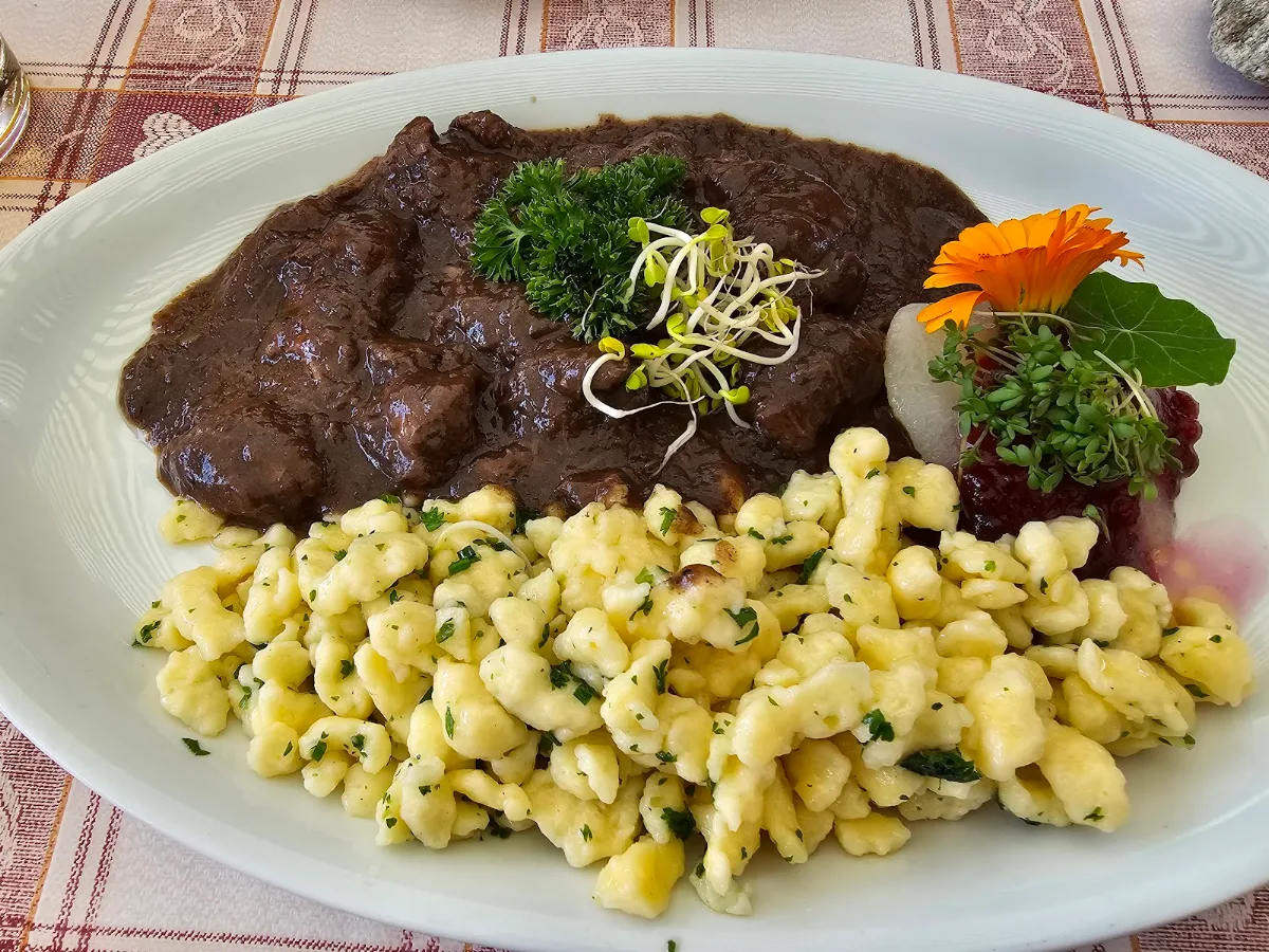 Wildragout Mit Spätzle Und Preiselbeerbirne