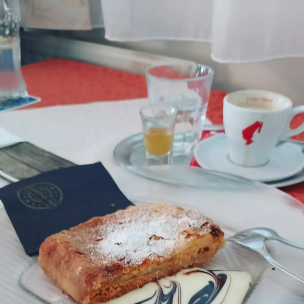 Apfelstrudel Mit Vanillesoße