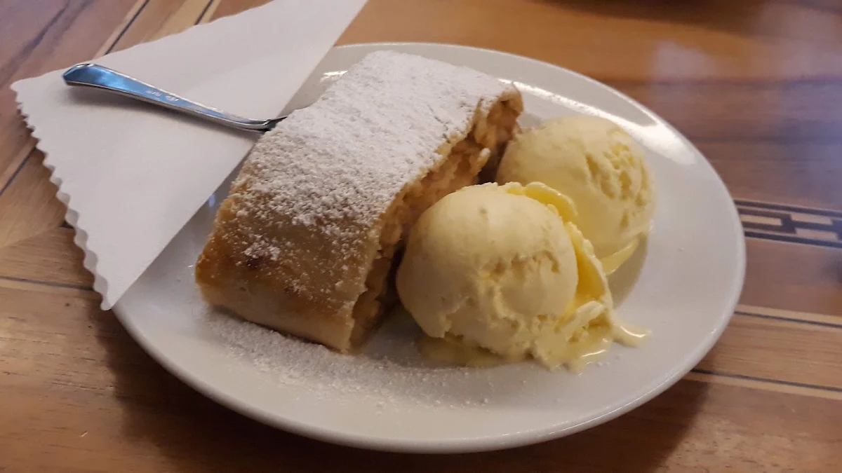 Apfelstrudel Mit Vanilleeis