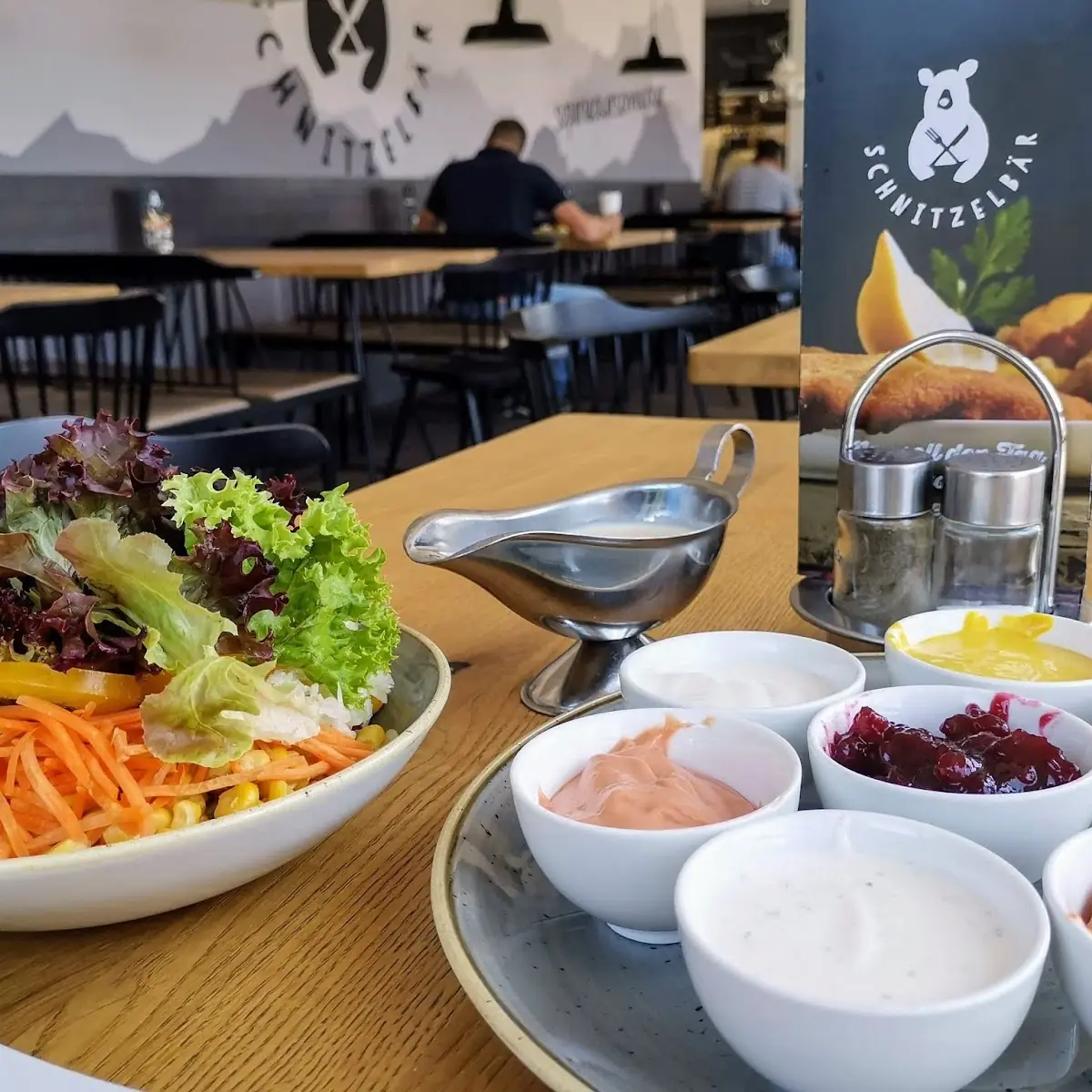 Diverse Soßen Und Gemischter Salat