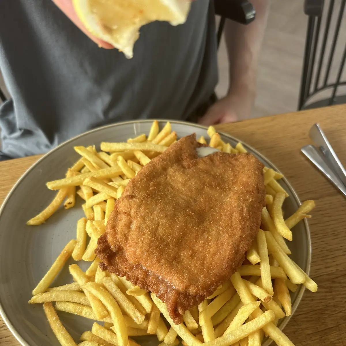 Schnitzel Wiener Art Mit Pommes Und Ketchup