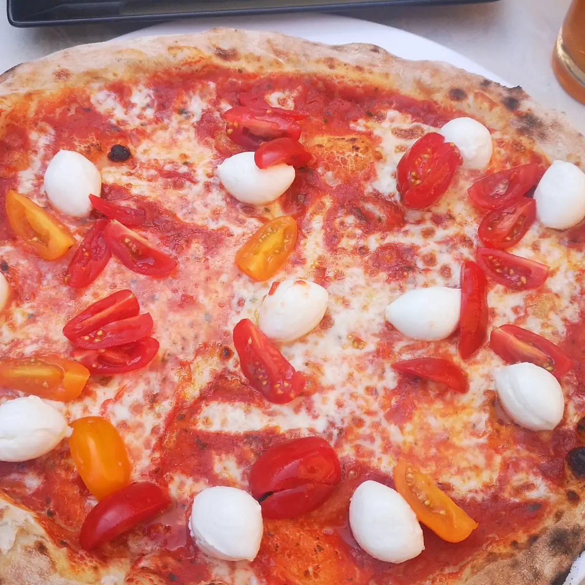 Pizza Tomate Büffelmozzarella