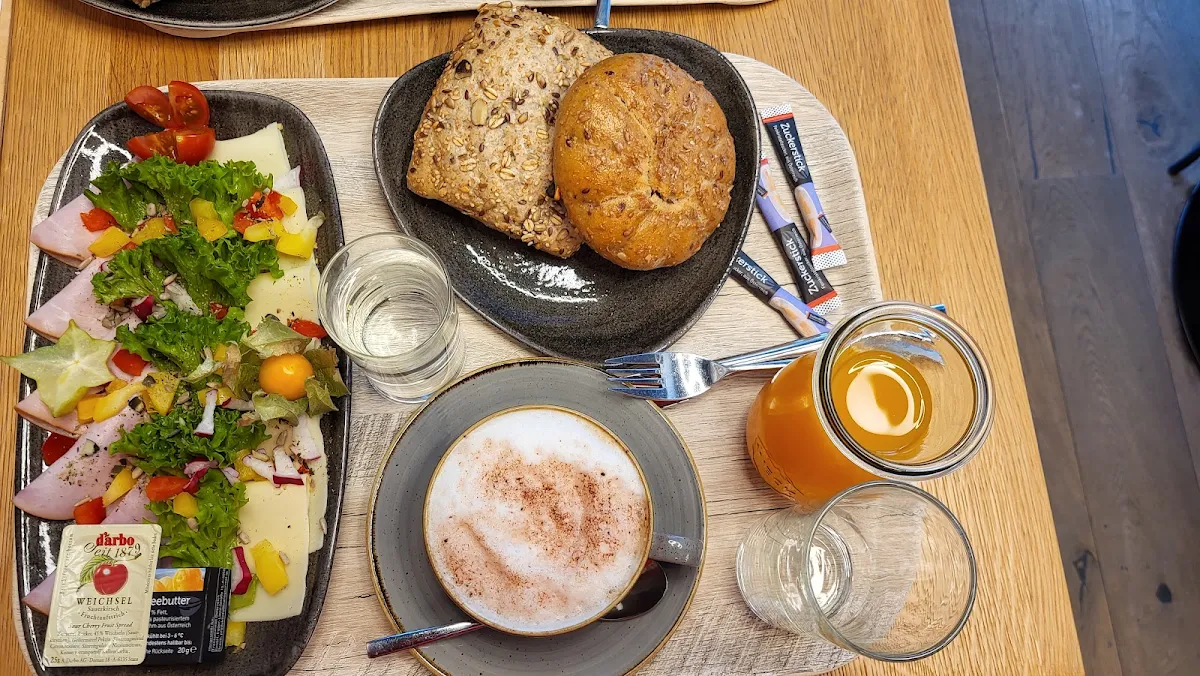 Wiener Frühstück Mit Cappuccino