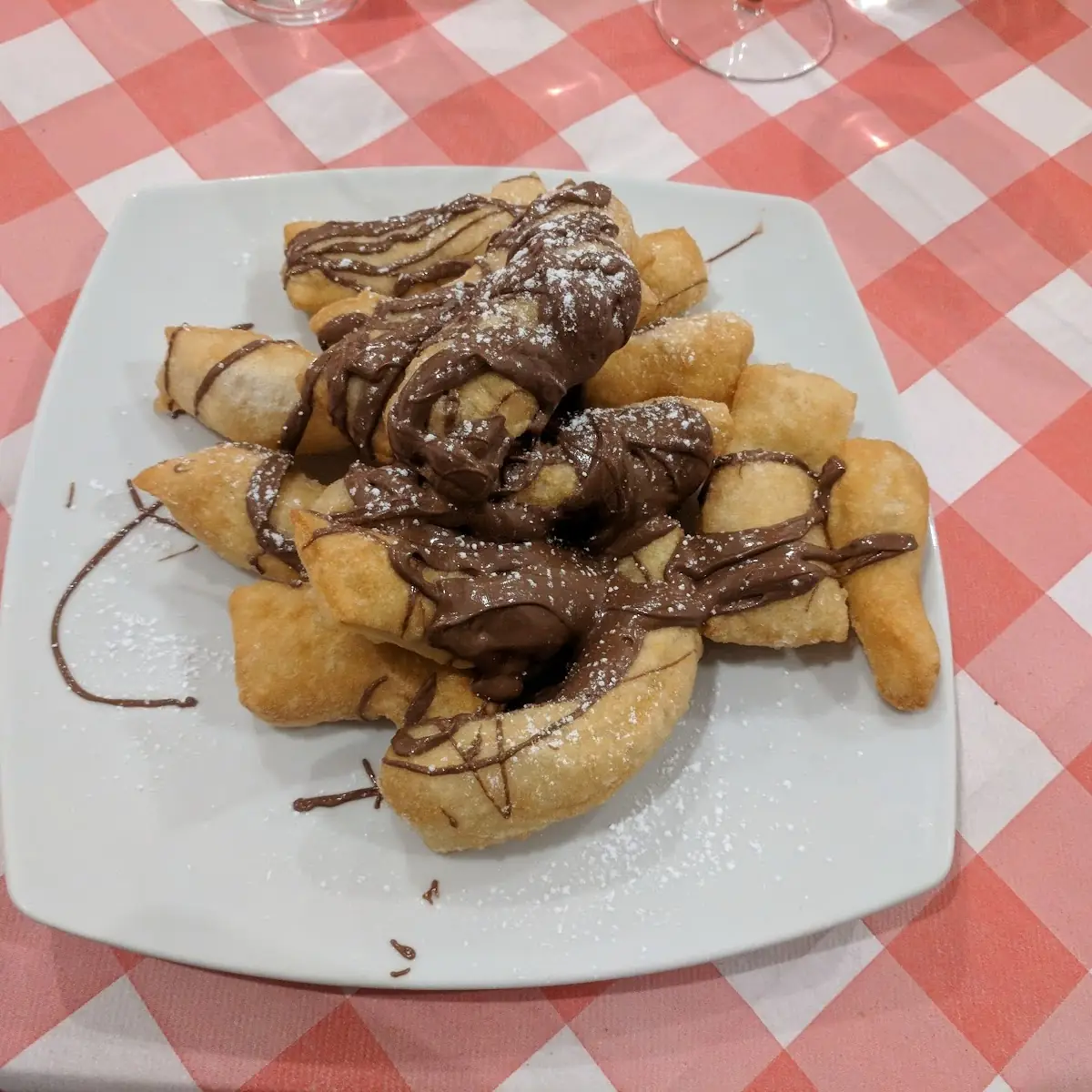 Frittierte Pizzateigstreifen Mit Nutella