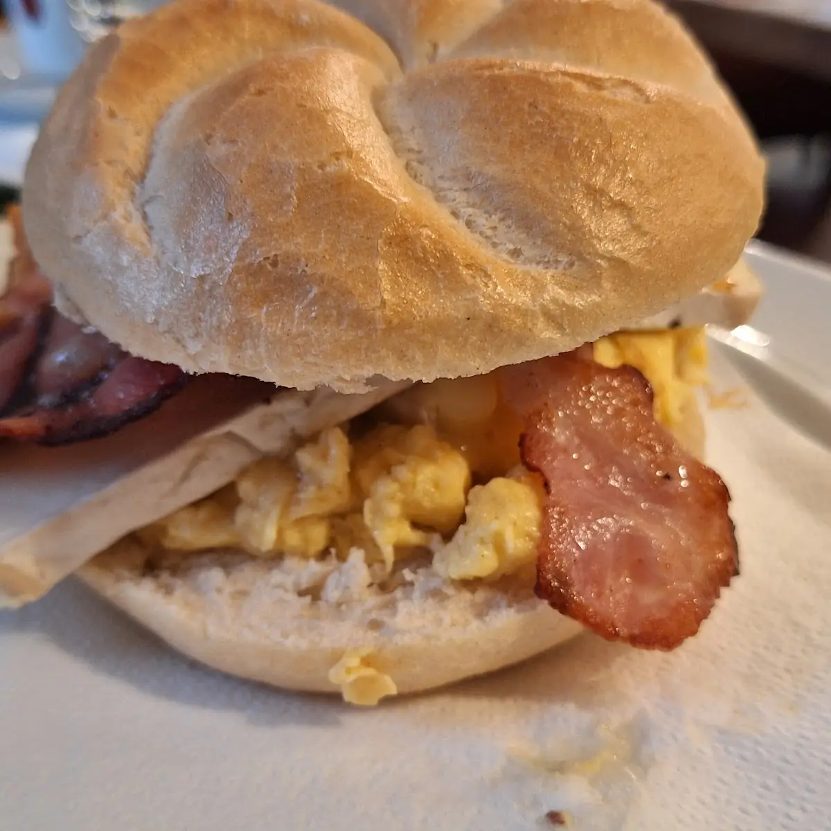 Frühstücks Burger Mit Camenbert
