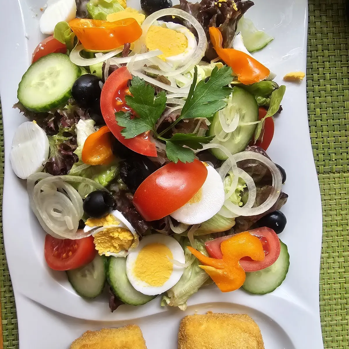 Salatteller Mit Gebackenen Schafskäse