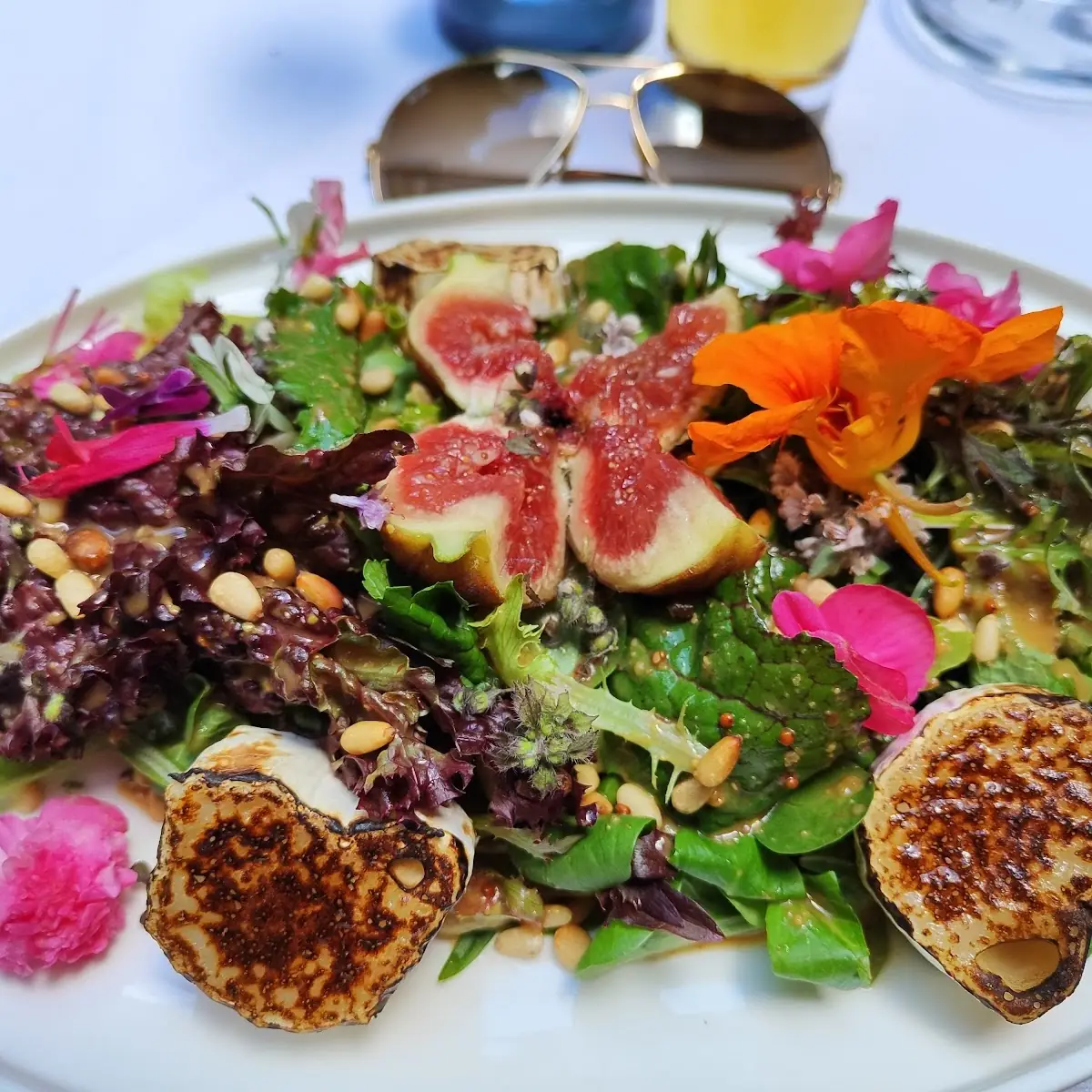 Flammbierter Ziegenkäse Auf Boot-wildkräutersalat Mit Feige