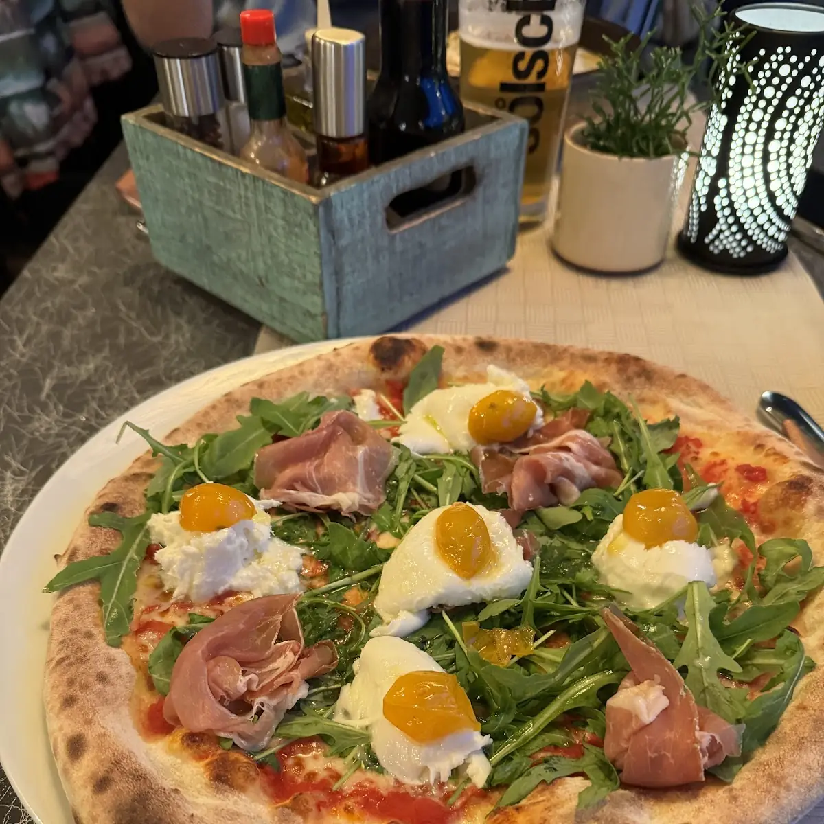 Pizza Mit Ruccola Und Parmesan