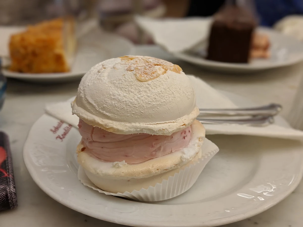 Dingens Mit Himbeercreme