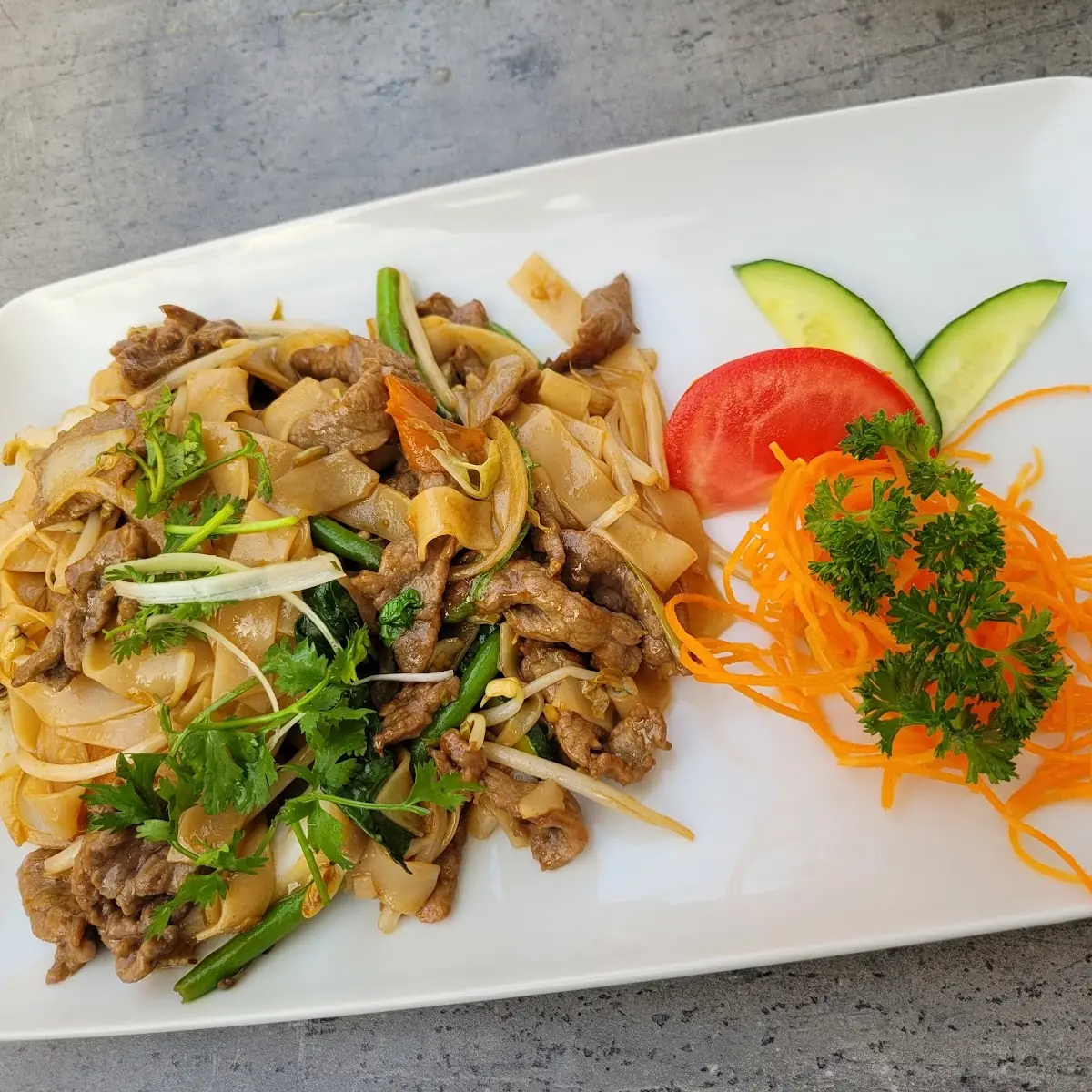 Gebratene Reisbandnudeln Mit Rindfleisch Und Gemüse