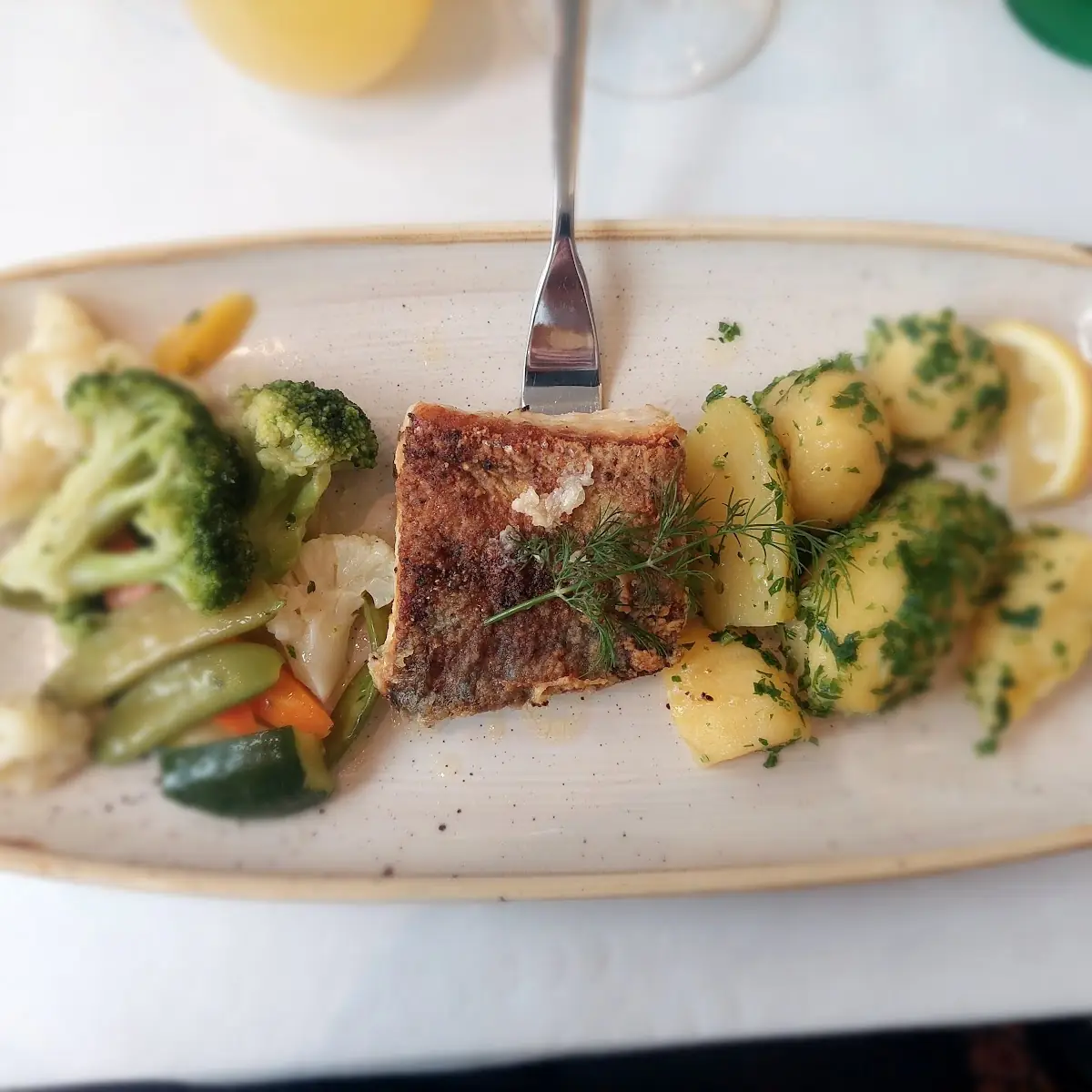 Knusprig Gebratenes Zanderfilet Mit Petersilie-kartoffeln Und Röstgemüse