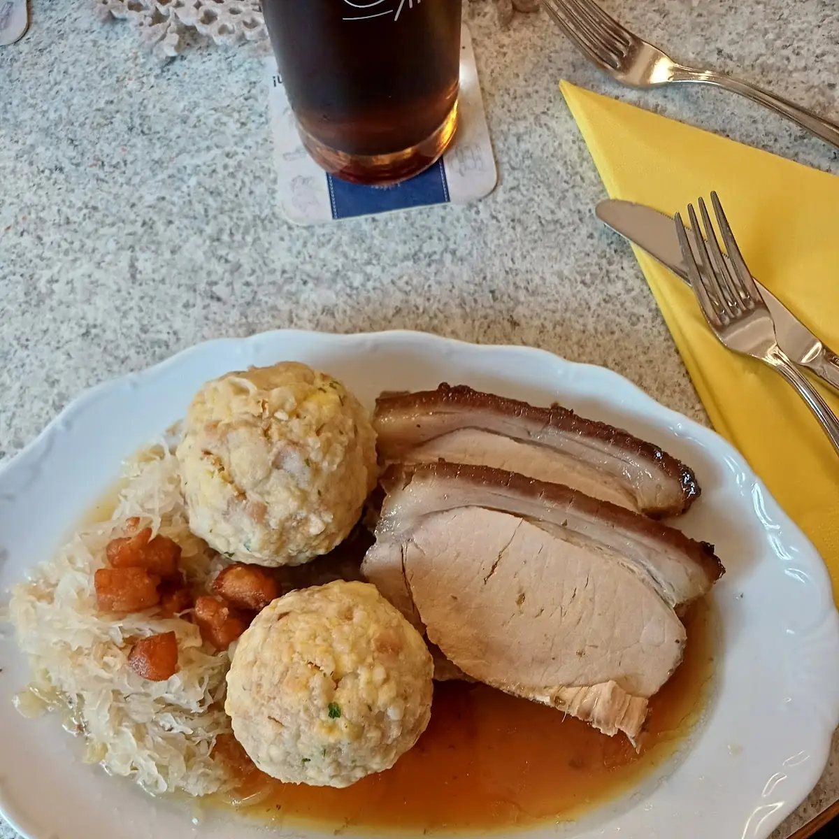 Karrebraten Mit Kraut Und Knödel