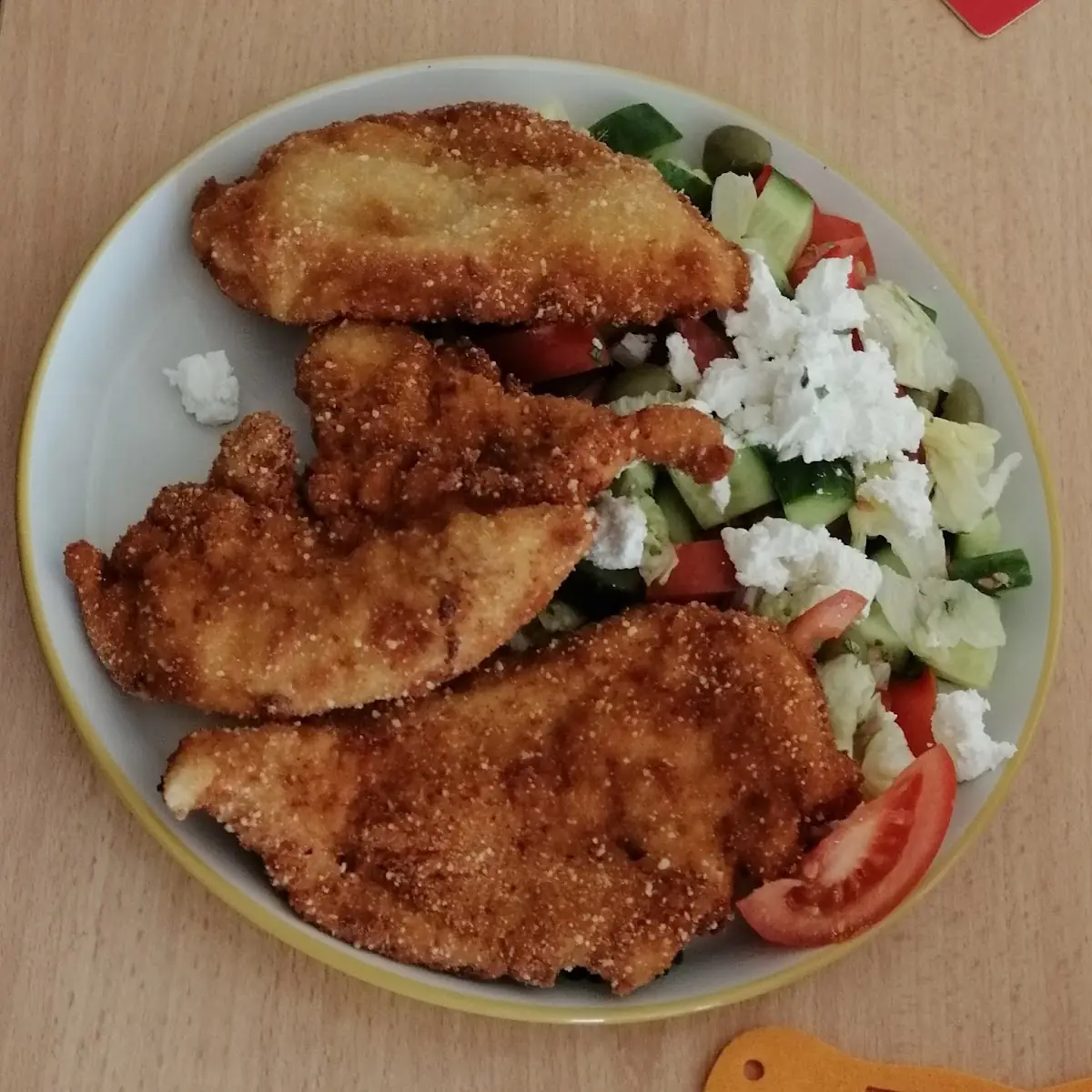 Hühnerschnitzel-menü Mit Griechischen Salat