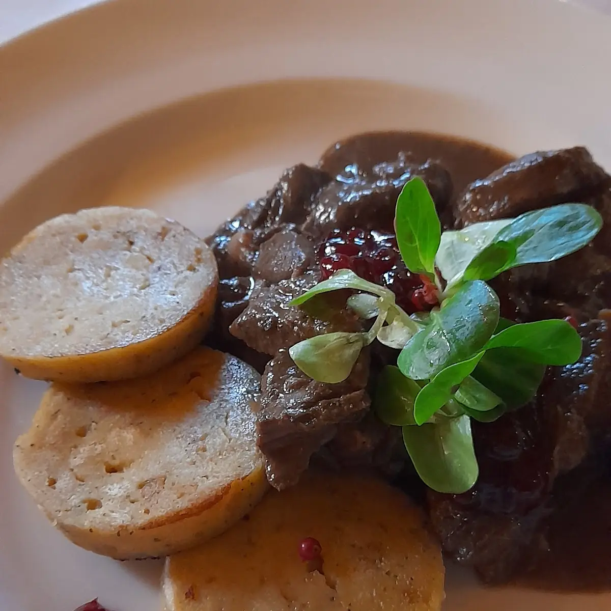 Hirschragout Mit Waldpilz Und Servittenknödel
