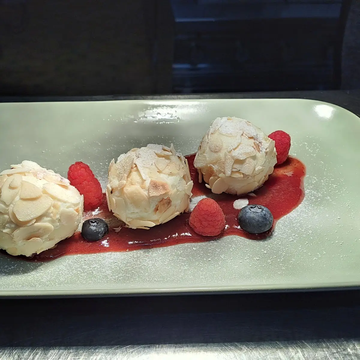 Kalt Topfenknödel Mit Mandel Und Erdbeeren