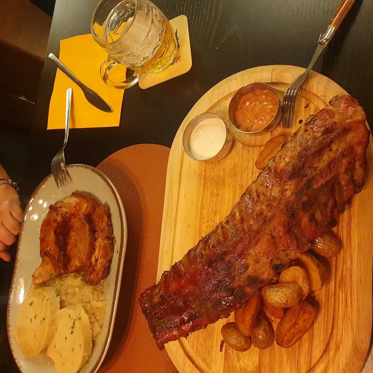 Spare Ribs Vom Holzkohlegrill Mit Bratkartoffeeln