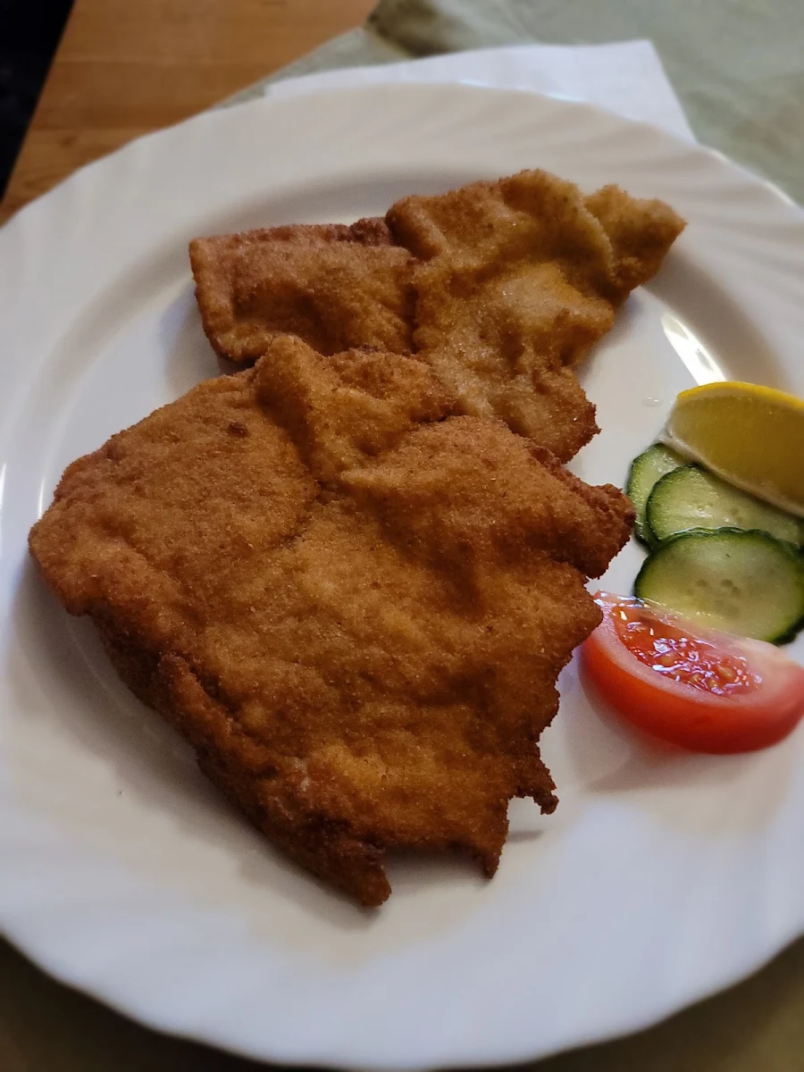 Wiener Schnitzel Mit Pommes Und Salat