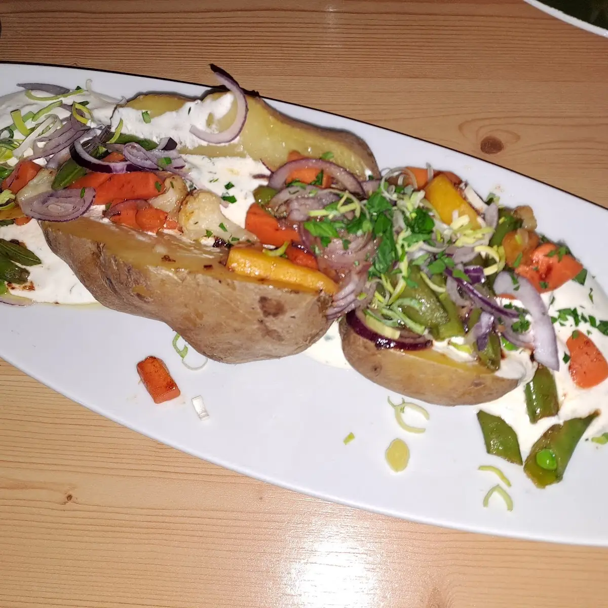 Ofenkartoffel Mit Sauerrahm Und Gemüse
