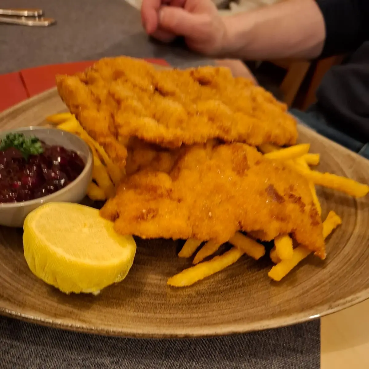 Wiener Schnitzel Mit Pommes Frites