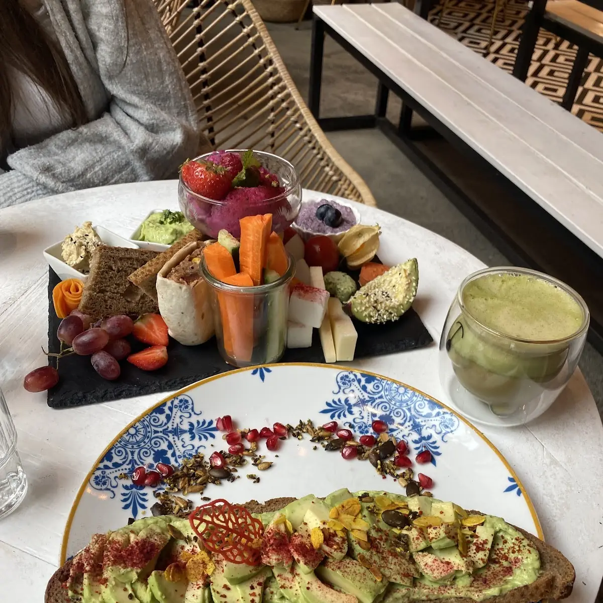 Avocado Toast Und Matcha Latte