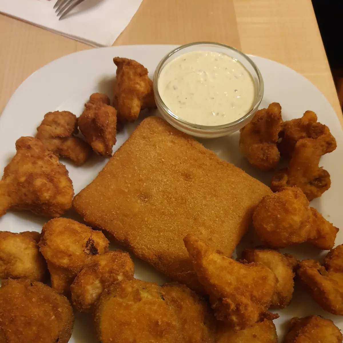 Gebackenes Gemüse Und Gebackener Käse Mit Sauce Tartare