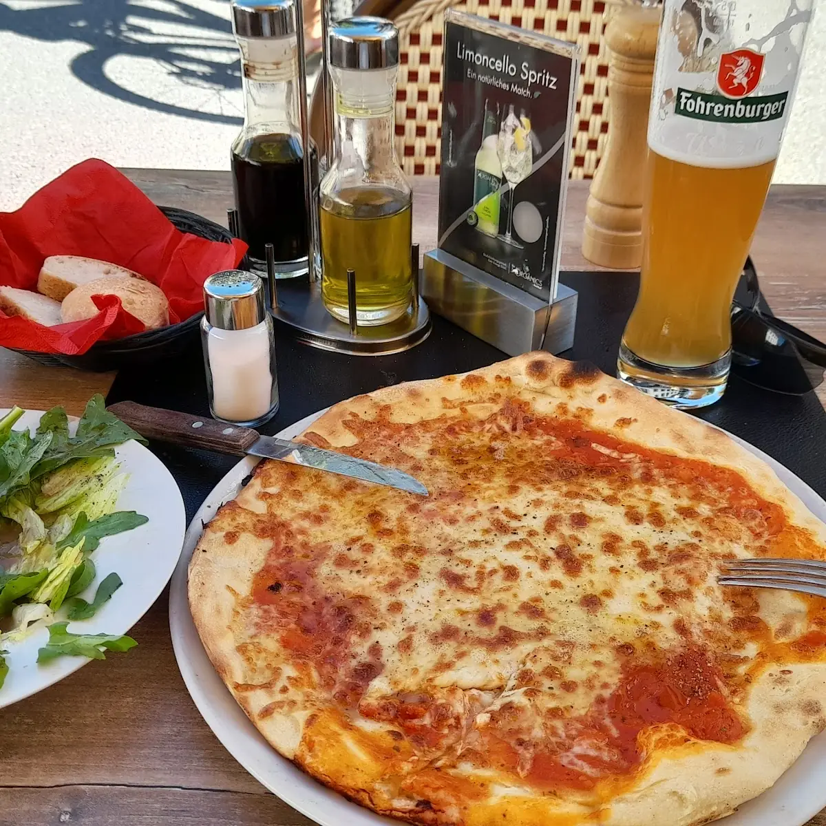Pizza Margherita Mit Extra Käse Und Grüner Salat