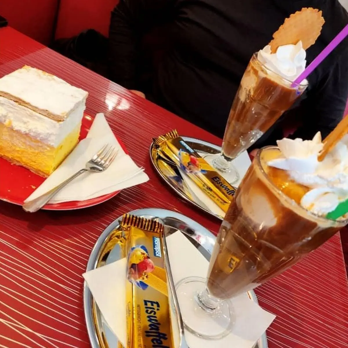 Eiskaffee Und Cremeschnitte