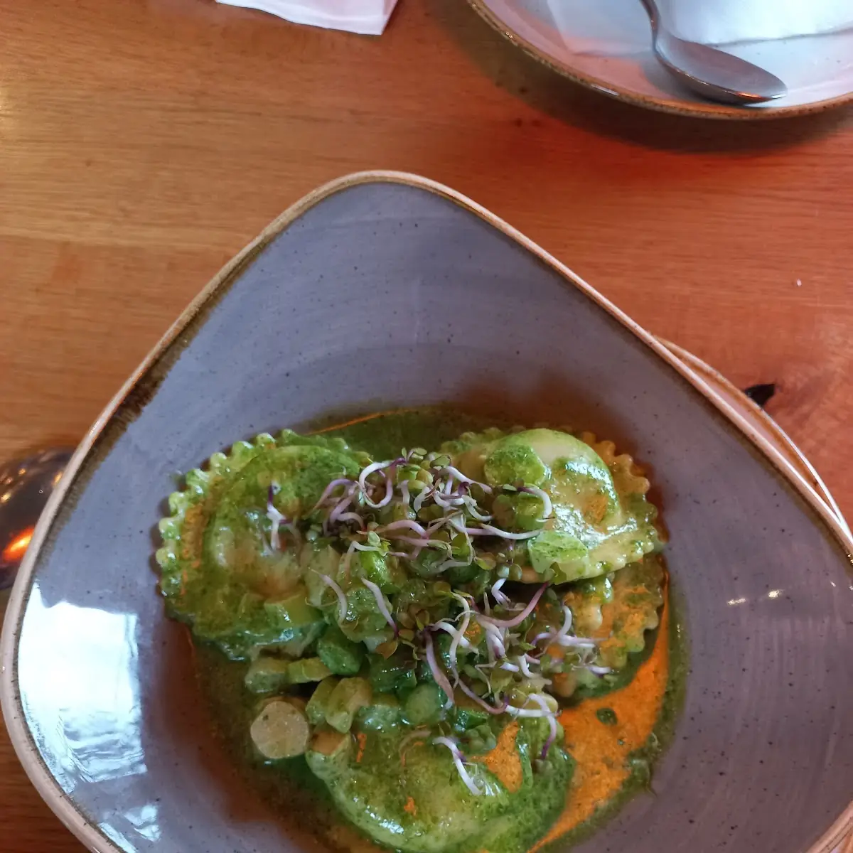 Ravioli Mit Ricotta-bärlauchfüllung Bärlauchsauce Und Spargel