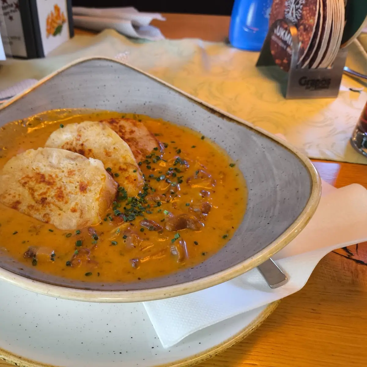 Schwammerlgulasch Mit Serviettenknödel