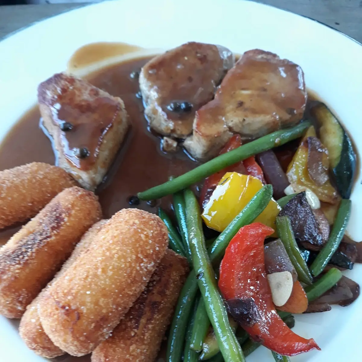 Schweinsmedaillon Mit Kroketten