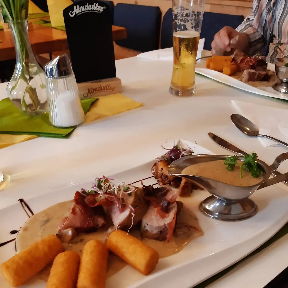 Lungenbraten Mit Schwammerlsauce Und Kroketten