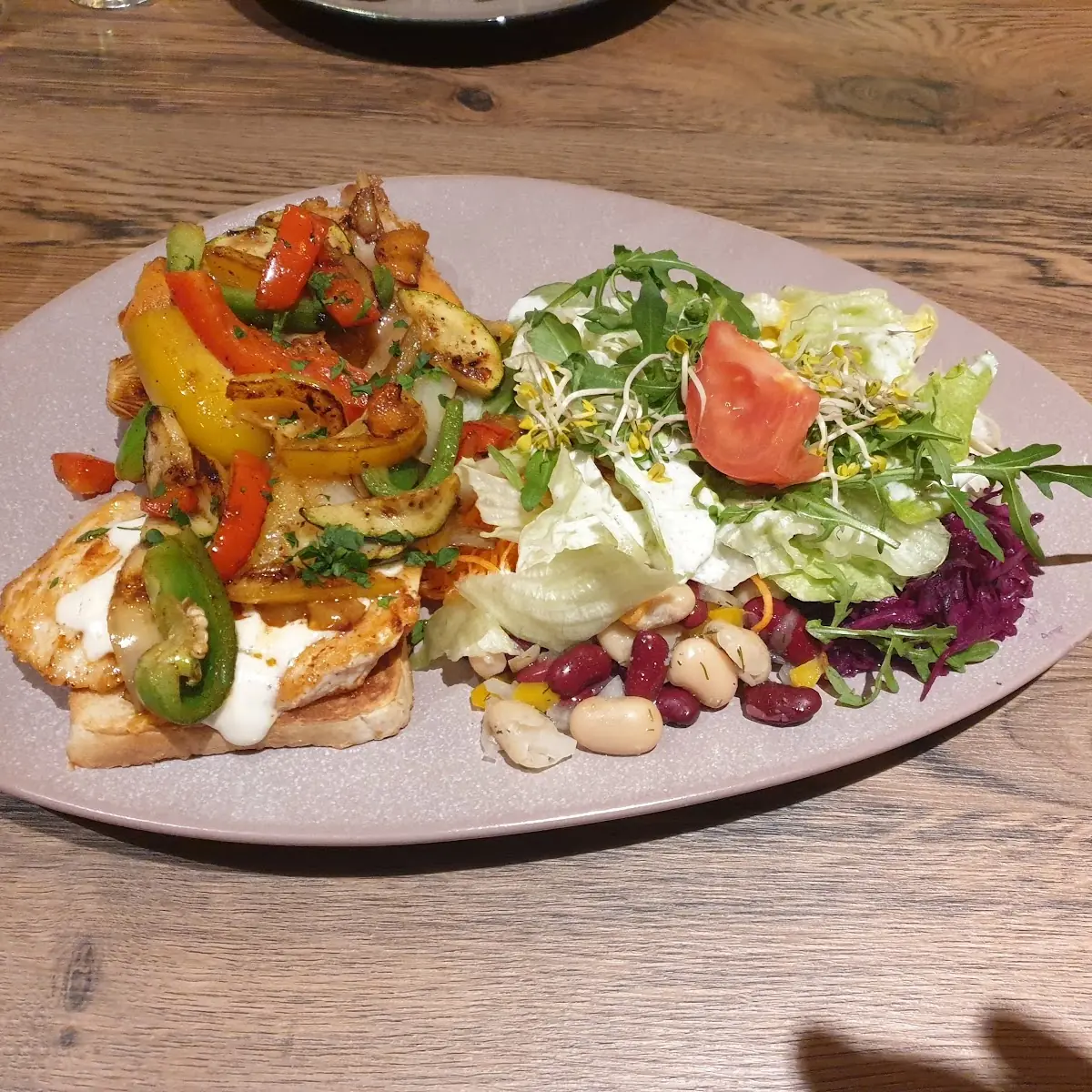 Steaktoast Mit Grillgemüse Und Salat Sehr Geschmackvoll Und