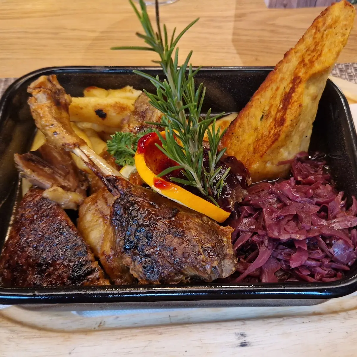 Gansl Mit Rotkraut Und Schuppfnudel