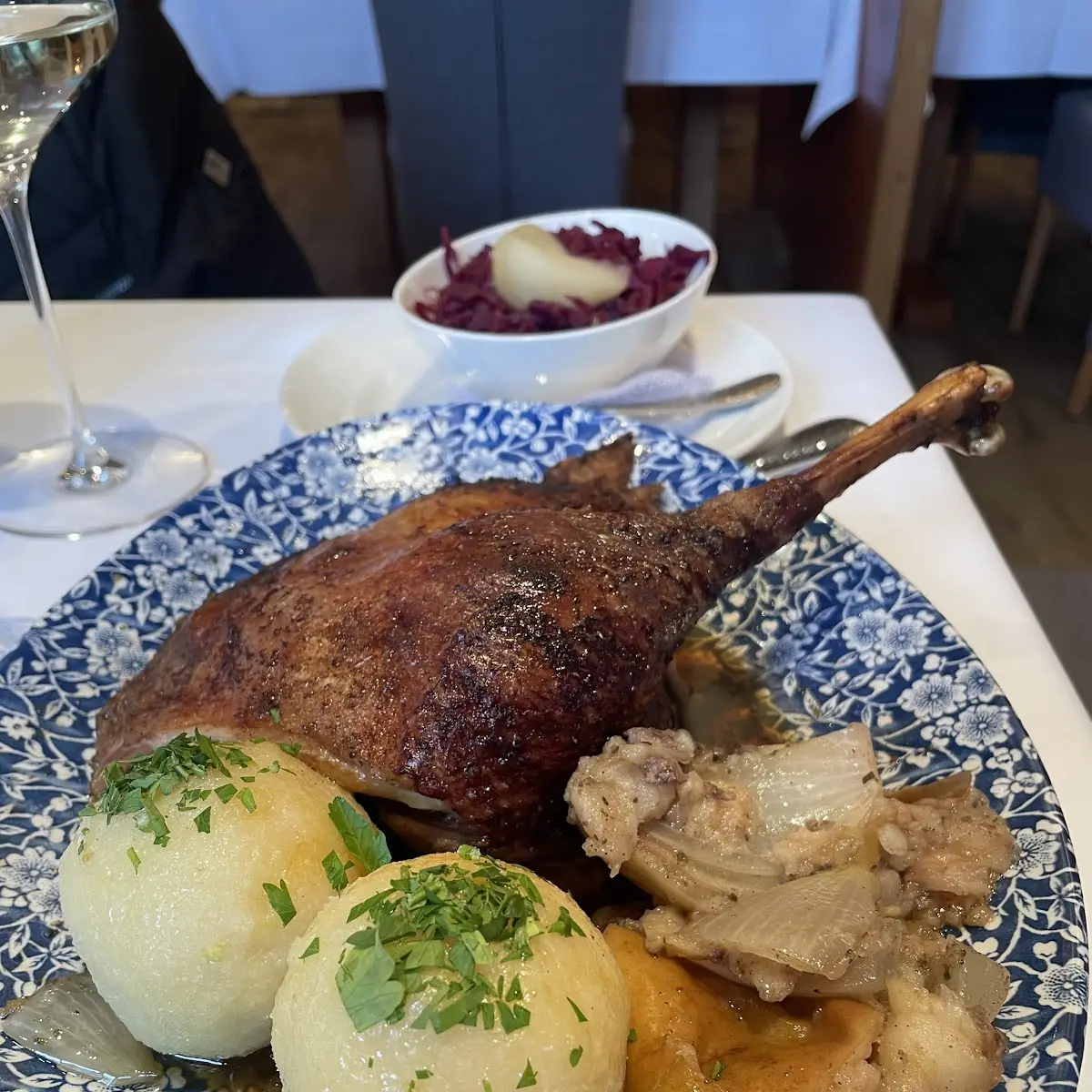 Gans Erdäpfelknödel Warmer Krautsalat