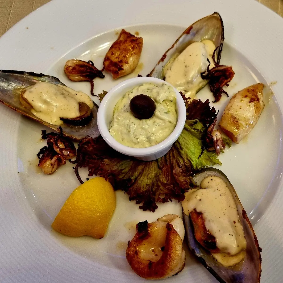 Kalamaria & Midia Psita - Babykalamari Und Miesmuscheln Vom Grill Mit Knoblauchsauce