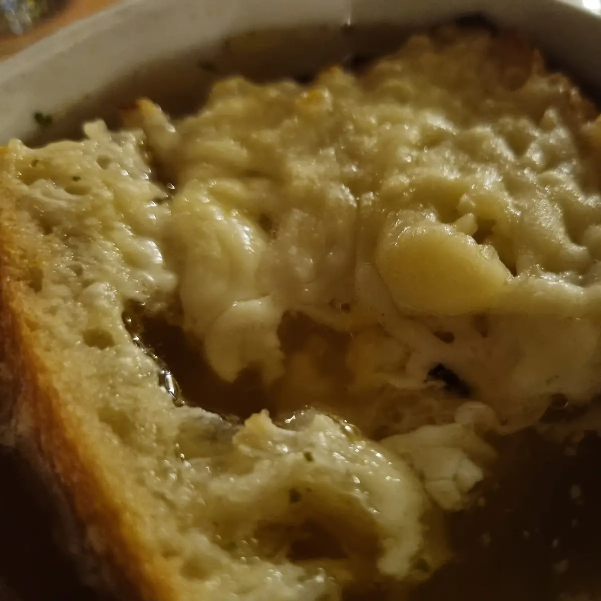 Zwiebelsuppe Mit Käsetoast