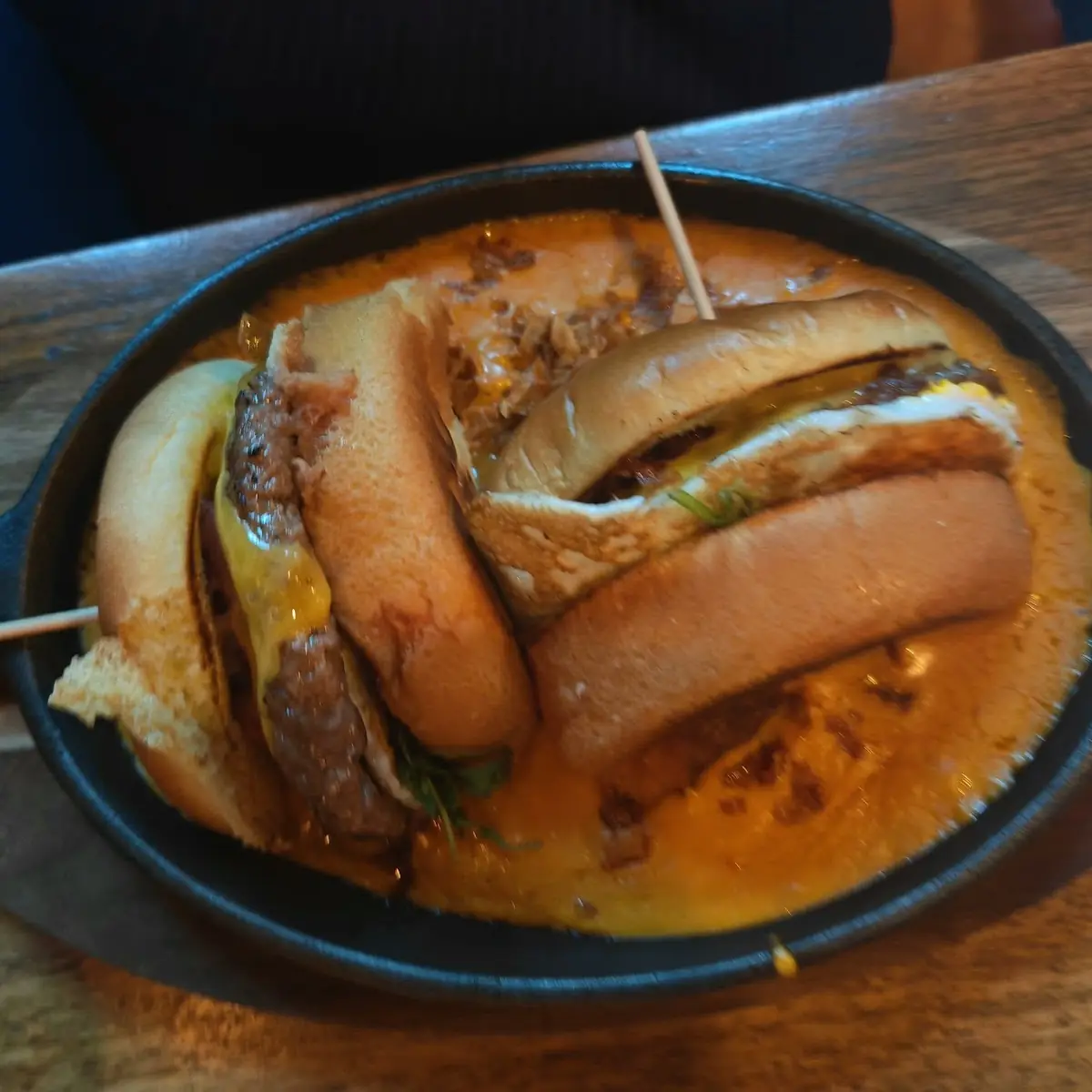 Bacon-egg Burger Mit Cheesesauce