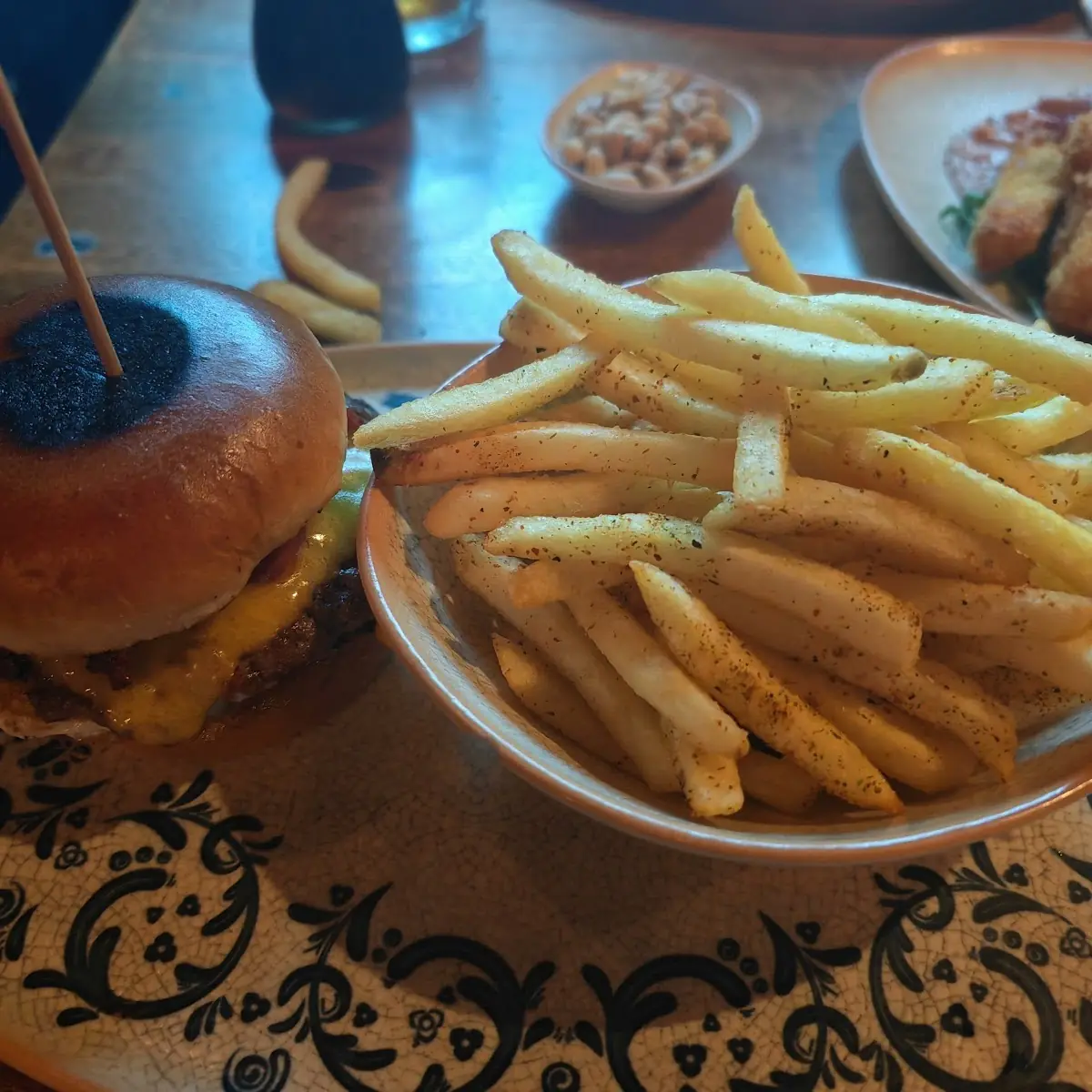 Bacon-egg Burger Mit Fries