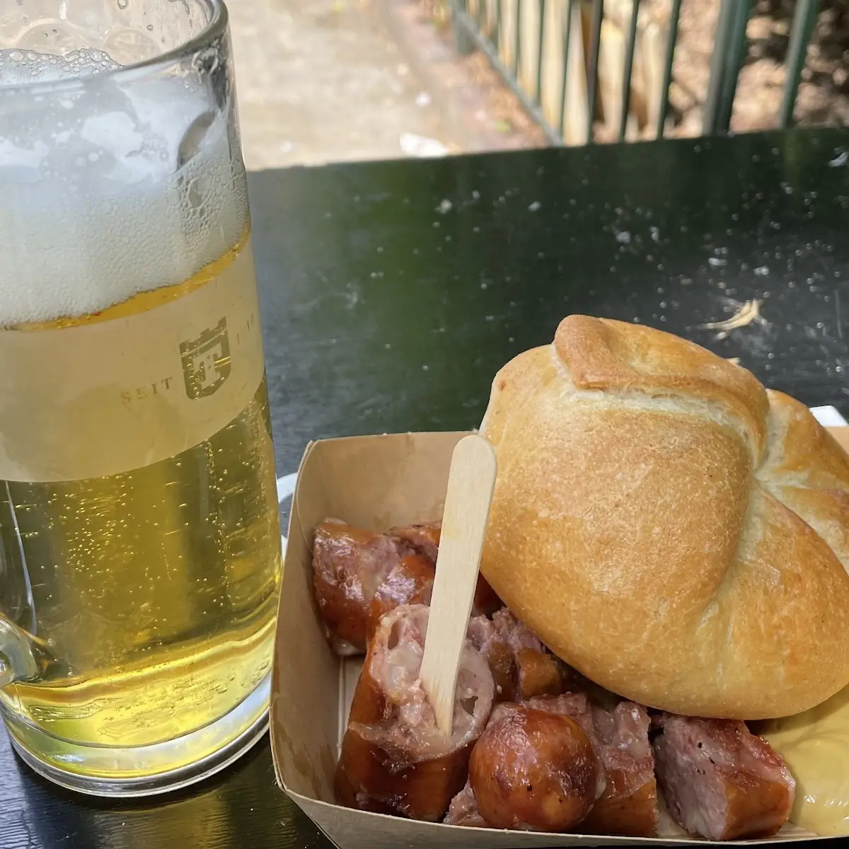 Käsekrainer Mit Sauerteigbrot Und Einem Kleinen Bier