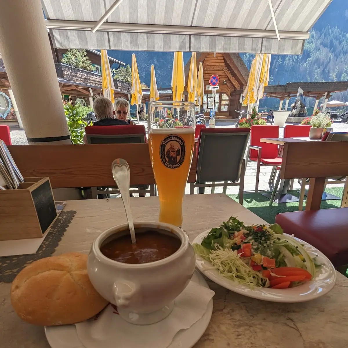 Pikante Gulasche Suppe With Salad