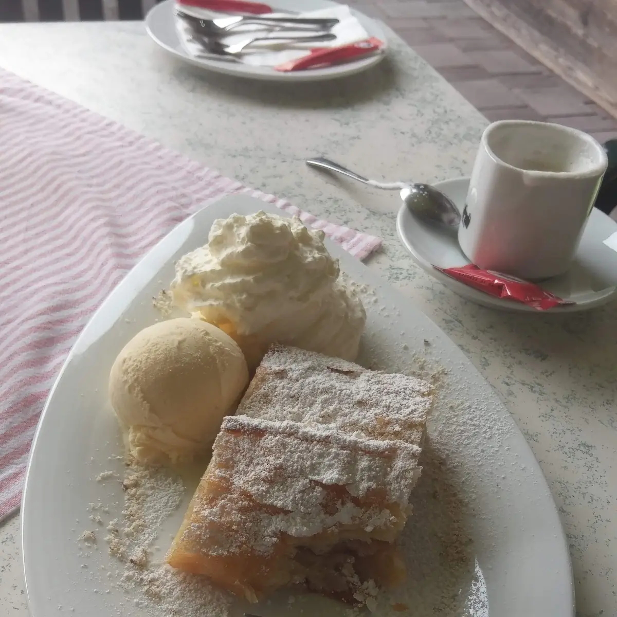 Apfelstrudel Z Lodami I Bite Śmietaną