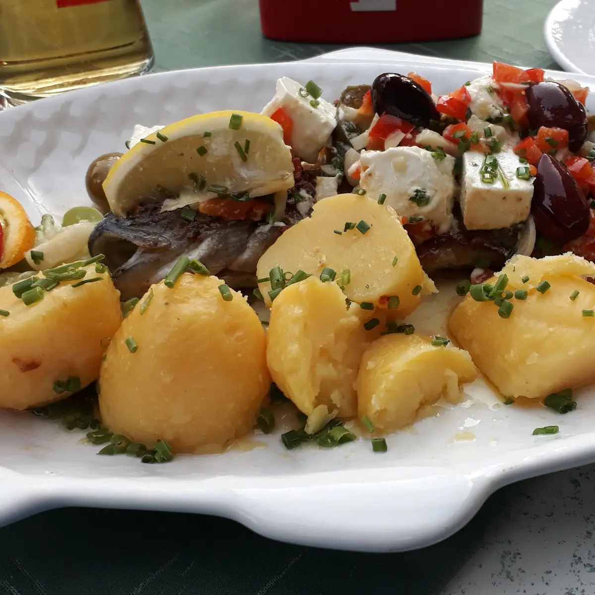 Forelle Mit Schafskäse Oliven Pfefferoni Und Knoblauch