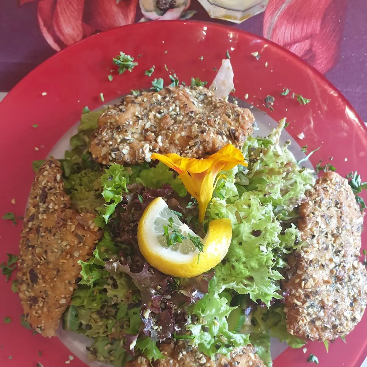Großer Salatteller Mit Hühnerbrust Im Kürbiskernpanade