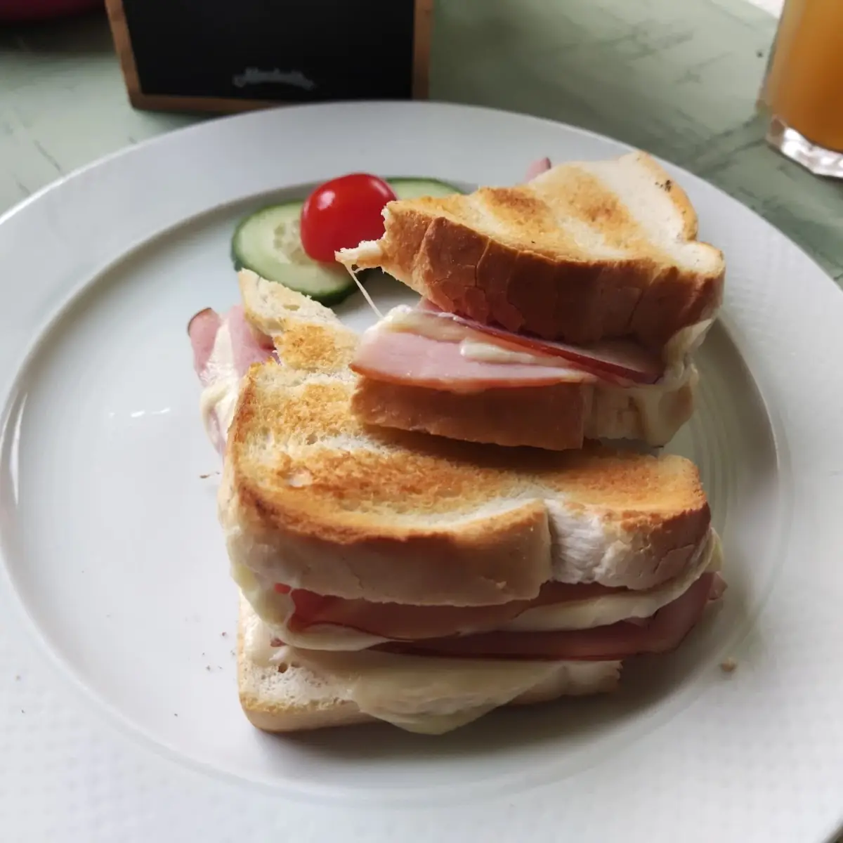 Tost Z Szynką I Serem