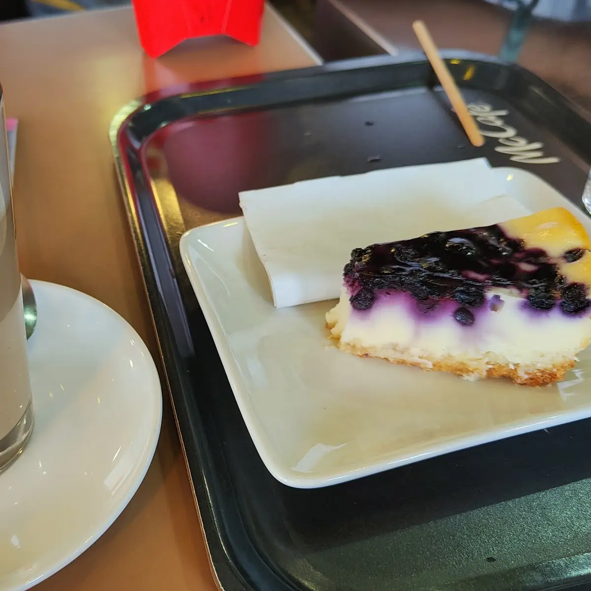 Cappuccino Con Pastel de Mora
