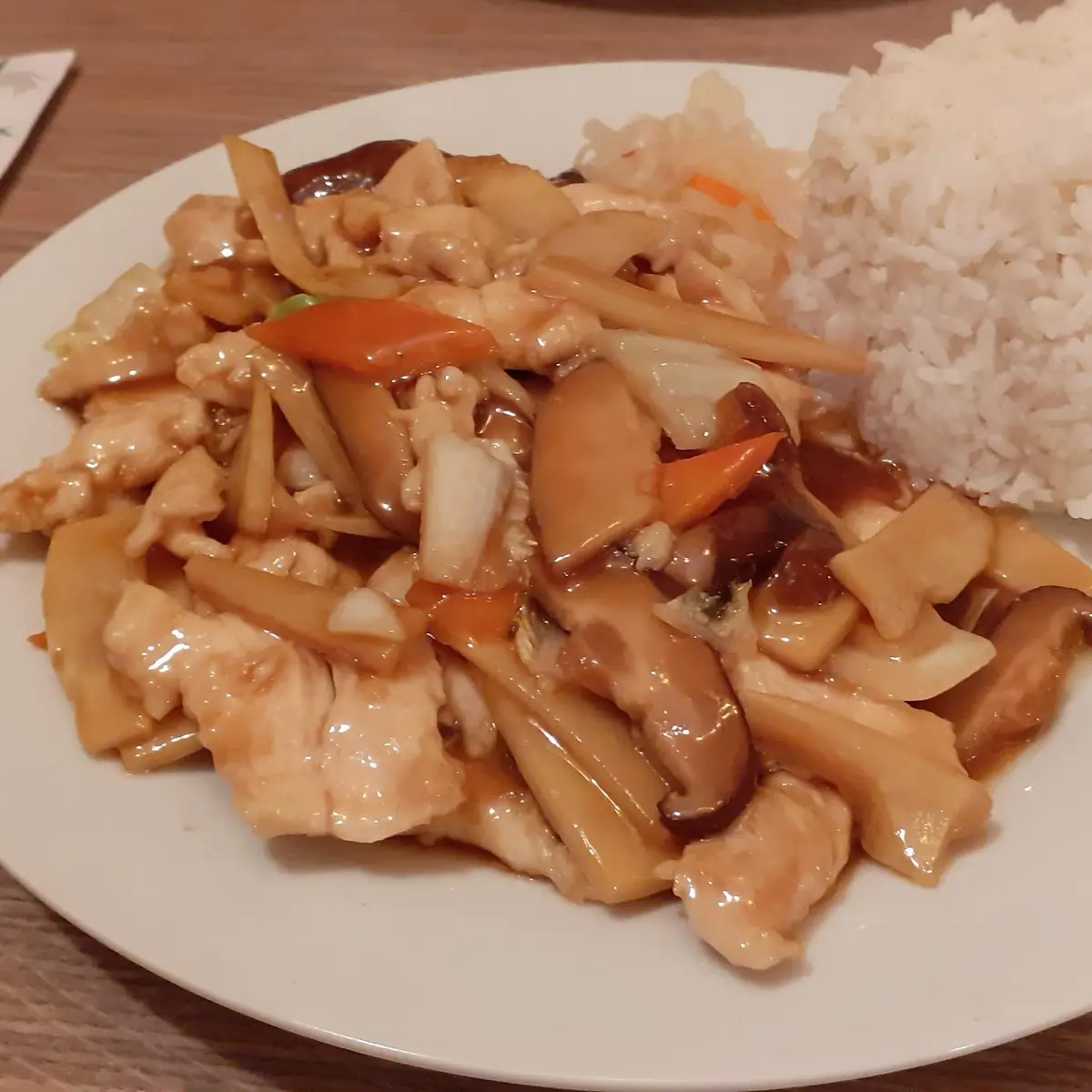 Hühnerfleisch Bambusprossen Mit Pilzen