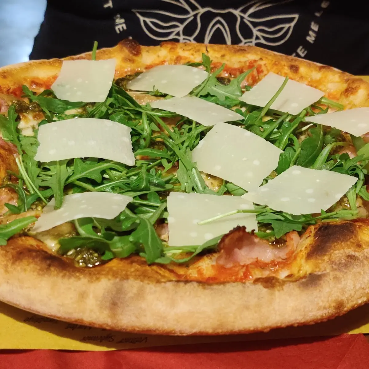 Pizza Mit Rucola Und Parmesan