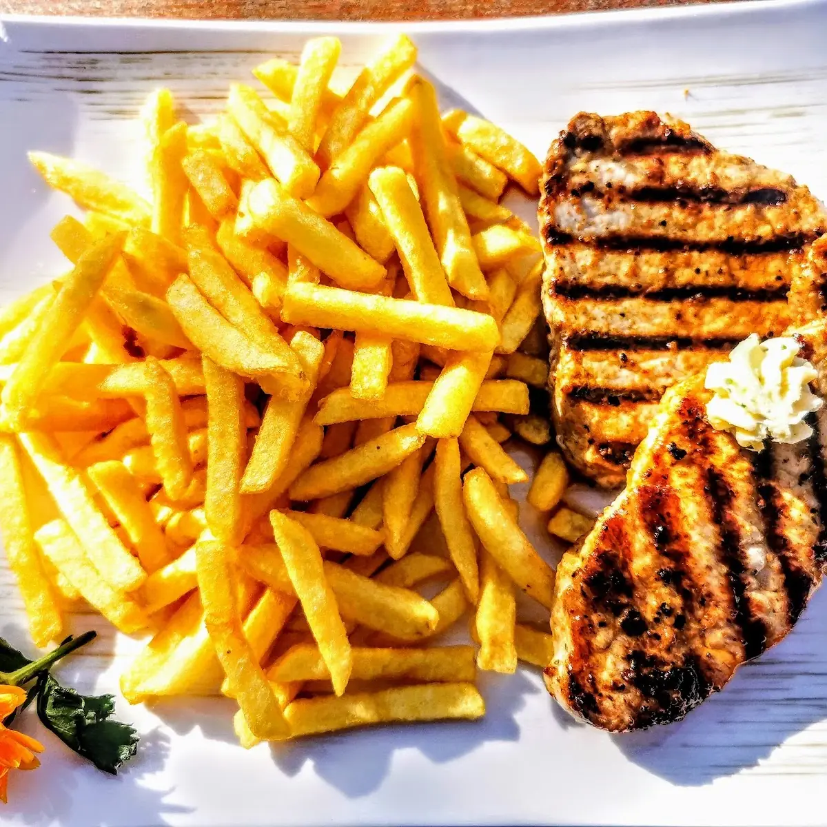 Gegrilltes Steak Mit Pommes