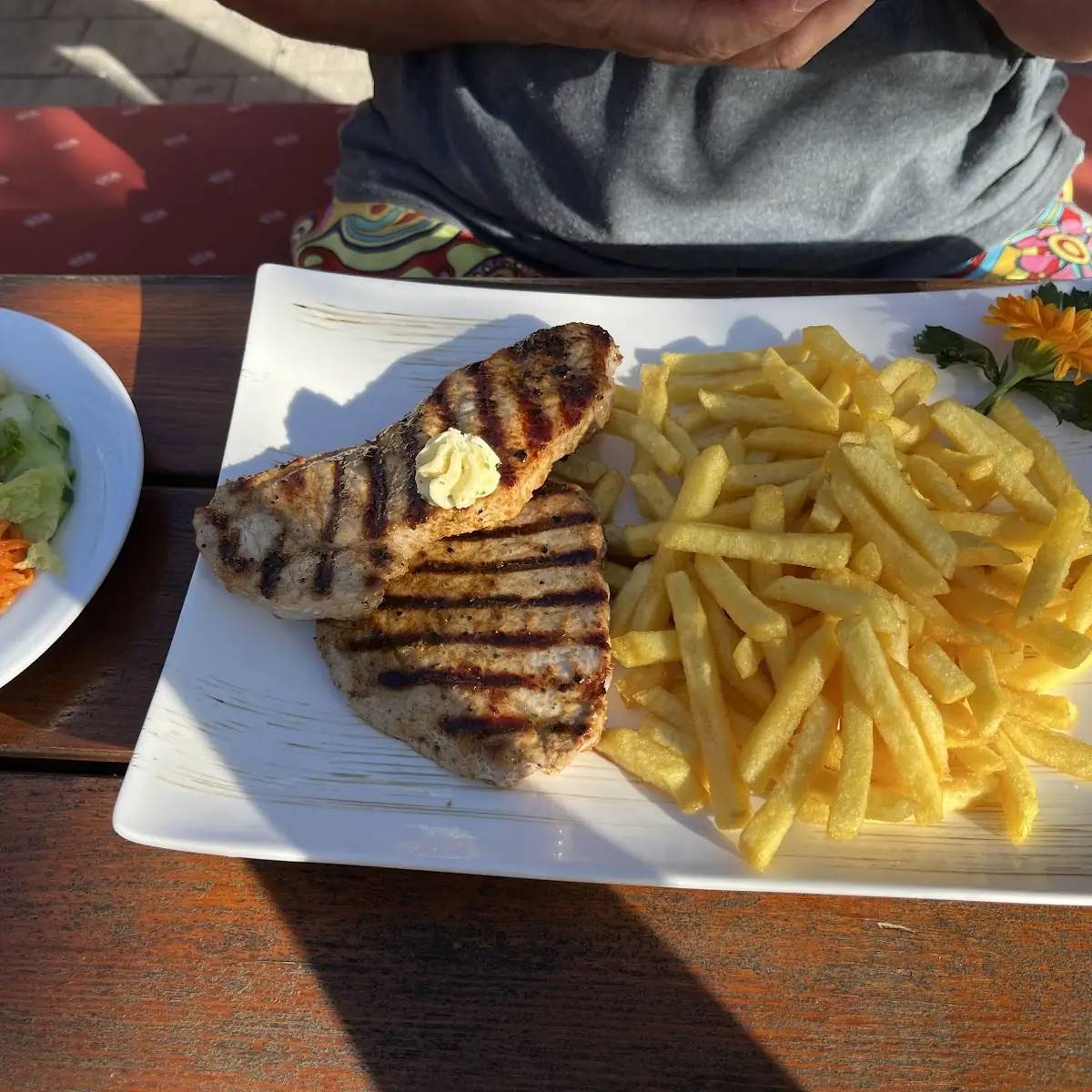 Kotelett Mit Pommes Und Salat
